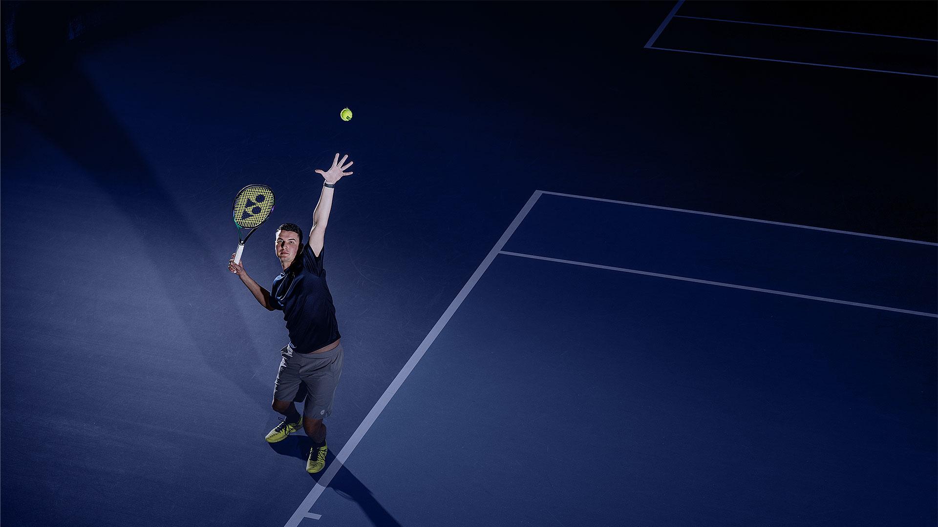 Titelbild von Danubis, zeigt einen Tennisspieler bei einer Angabe.